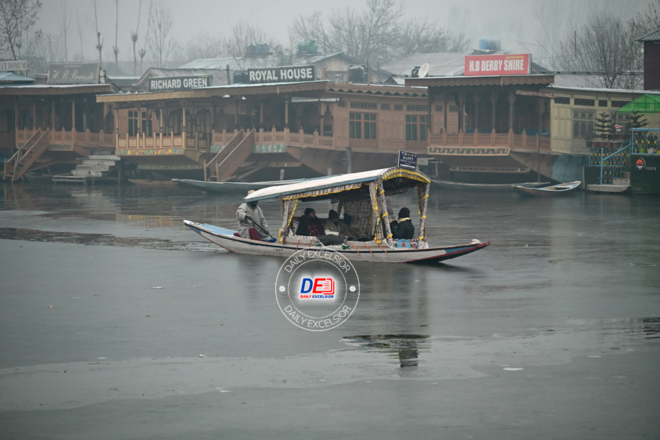 Cold Wave Persists in Kashmir as Srinagar Experiences Season’s Lowest Temperatures